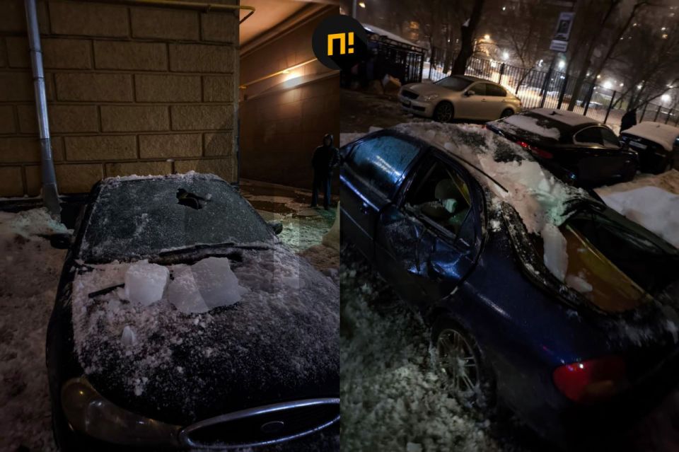 В Москве глыба льда разбила припаркованный автомобиль