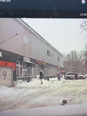 Ледяная глыба рухнула на девушку с крыши здания в подмосковной Ивантеевке