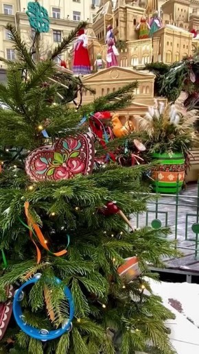 С Масленицей! На Тверской площади — пир горой, хороводы, да забавы разные