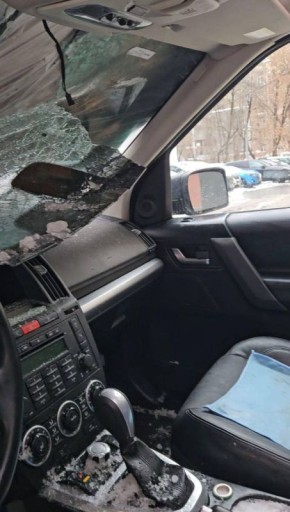 Более 30 машин повреждены на Фрунзенской набережной после схода ледяных глыб с крыши