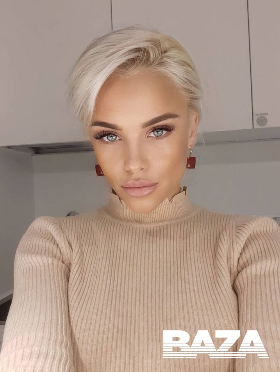 Звёздную порно-гимнастку Юлию Реутову спасают родители из наркотического плена в Таиланде — гламурная шоуменка уже год живёт в палатке на пляже и крадёт продукты, чтобы прокормить себя Звёздную порно-гимнастку Юлию Реутову спасают родители из наркотического плена в Таиланде — гламурная шоуменка уже год живёт в палатке на пляже и крадёт продукты, чтобы прокормить себя