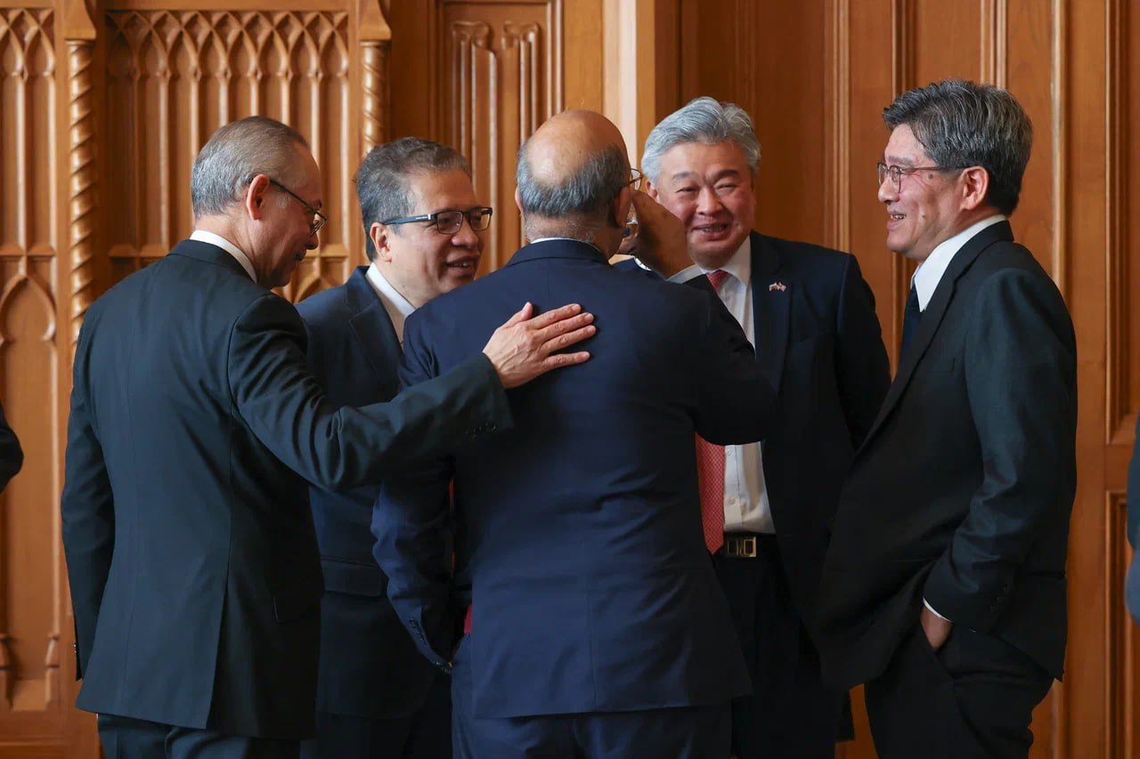 17 февраля Министр иностранных дел России С.В.Лавров провёл рабочий ланч с аккредитованными в Москве главами дипмиссий государств-членов и стран-партнеров БРИКС 17 февраля Министр иностранных дел России С.В.Лавров провёл рабочий ланч с аккредитованными в Москве главами дипмиссий государств-членов и стран-партнеров БРИКС