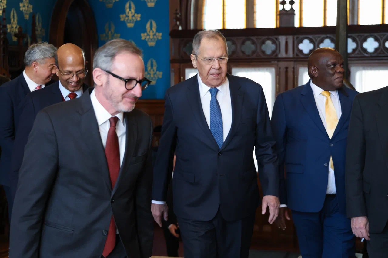 17 февраля Министр иностранных дел России С.В.Лавров провёл рабочий ланч с аккредитованными в Москве главами дипмиссий государств-членов и стран-партнеров БРИКС 17 февраля Министр иностранных дел России С.В.Лавров провёл рабочий ланч с аккредитованными в Москве главами дипмиссий государств-членов и стран-партнеров БРИКС