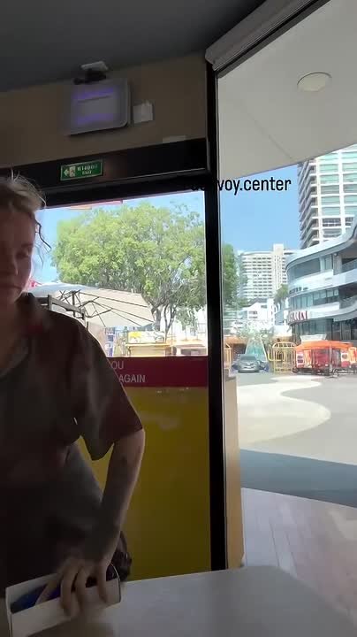 Звёздную порно-гимнастку Юлию Реутову спасают родители из наркотического плена в Таиланде — гламурная шоуменка уже год живёт в палатке на пляже и крадёт продукты, чтобы прокормить себя