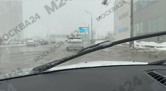 Из-за мощного потопа движение на проспекте Андропова в районе станции метро «Технопарк» по направлению в область временно затруднено