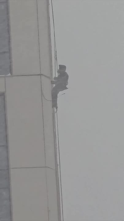 Метель — не повод расслабляться? Промышленный альпинист продолжает работу в ЖК «Pride»