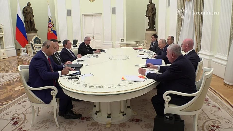 Вчера вечером в Кремле президент России Владимир Путин принял министра иностранных дел Республики Куба Бруно Родригеса Паррилью, прибывшего в Москву в качестве специального посланника Партии и Правительства Кубы