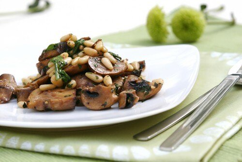 Сочные грибы портобелло с кедровыми орехами и кунжутным кремом