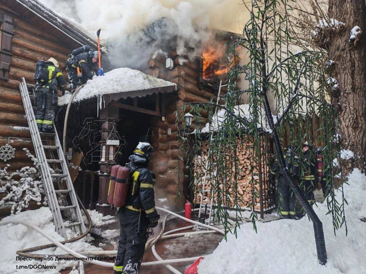 "Таежные бани" полыхают в Москве — мощный пожар в 150 "квадратов" разгорелся в здании на Волоколамском шоссе