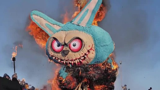 Огромного и СТРАШНОГО Лабубу сожгли в Липецкой области