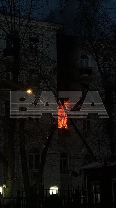 Жилой пятиэтажный дом горит в центре Москвы