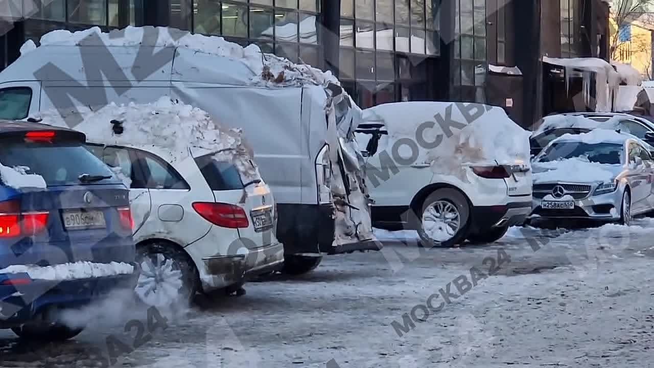 Стена двухэтажного нежилого здания обрушилась в Электролитном проезде