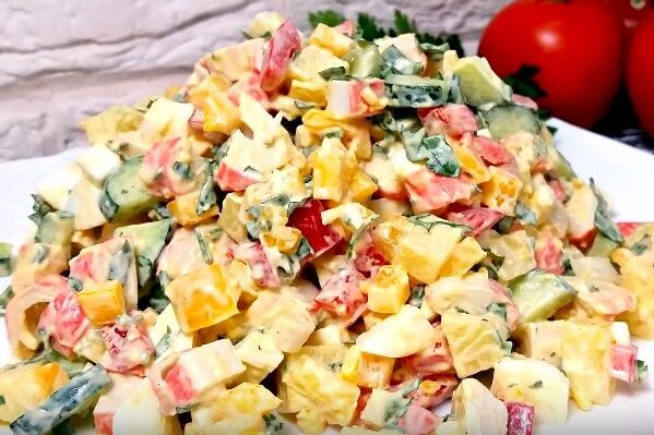 Салаты с крабовыми палочками: простота и вкус в каждой тарелке