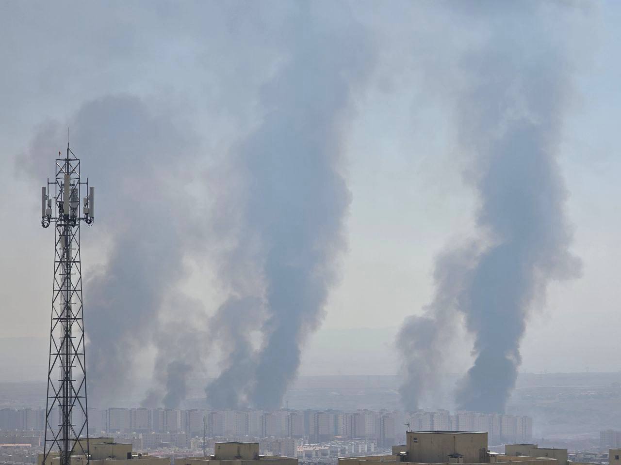 В Иранском городе Паранд прогремели серьёзные взрывы и исчез свет В Иранском городе Паранд прогремели серьёзные взрывы и исчез свет