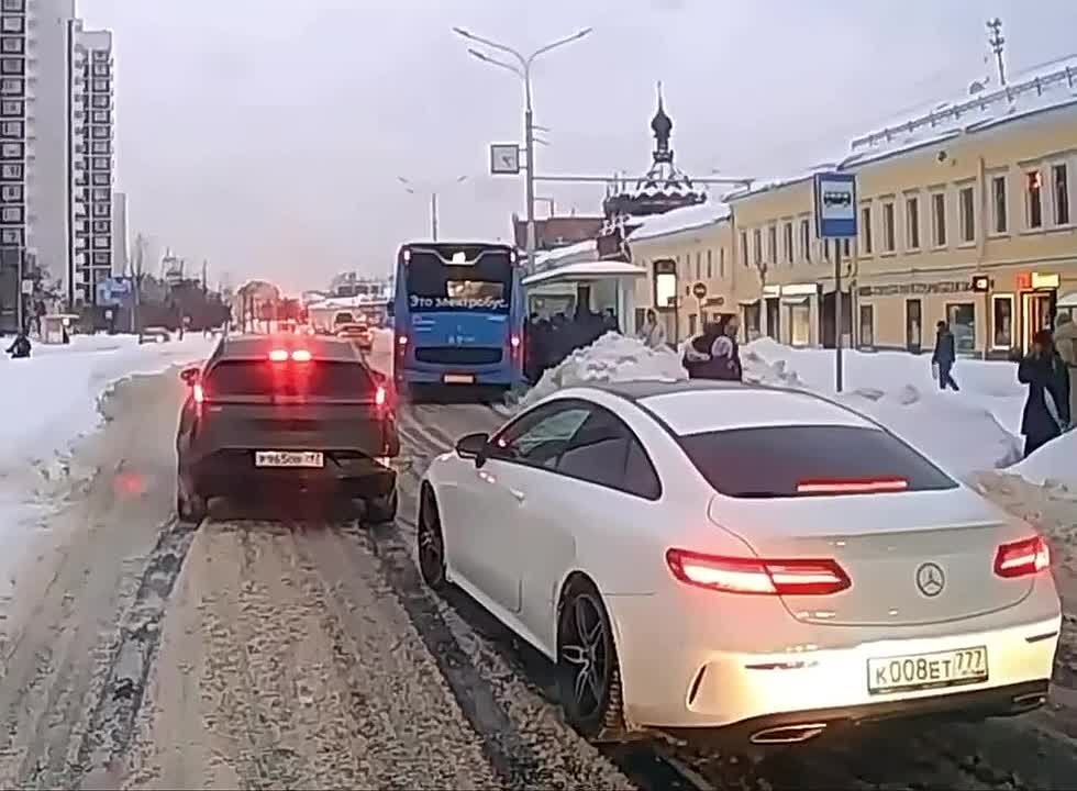 Мужчина с ребёнком чуть не попал под колёса на пешеходном переходе в Москве