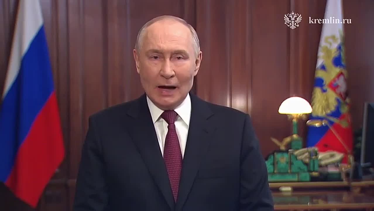 Владимир Путин поздравил россиян с Днем защитника Отечества