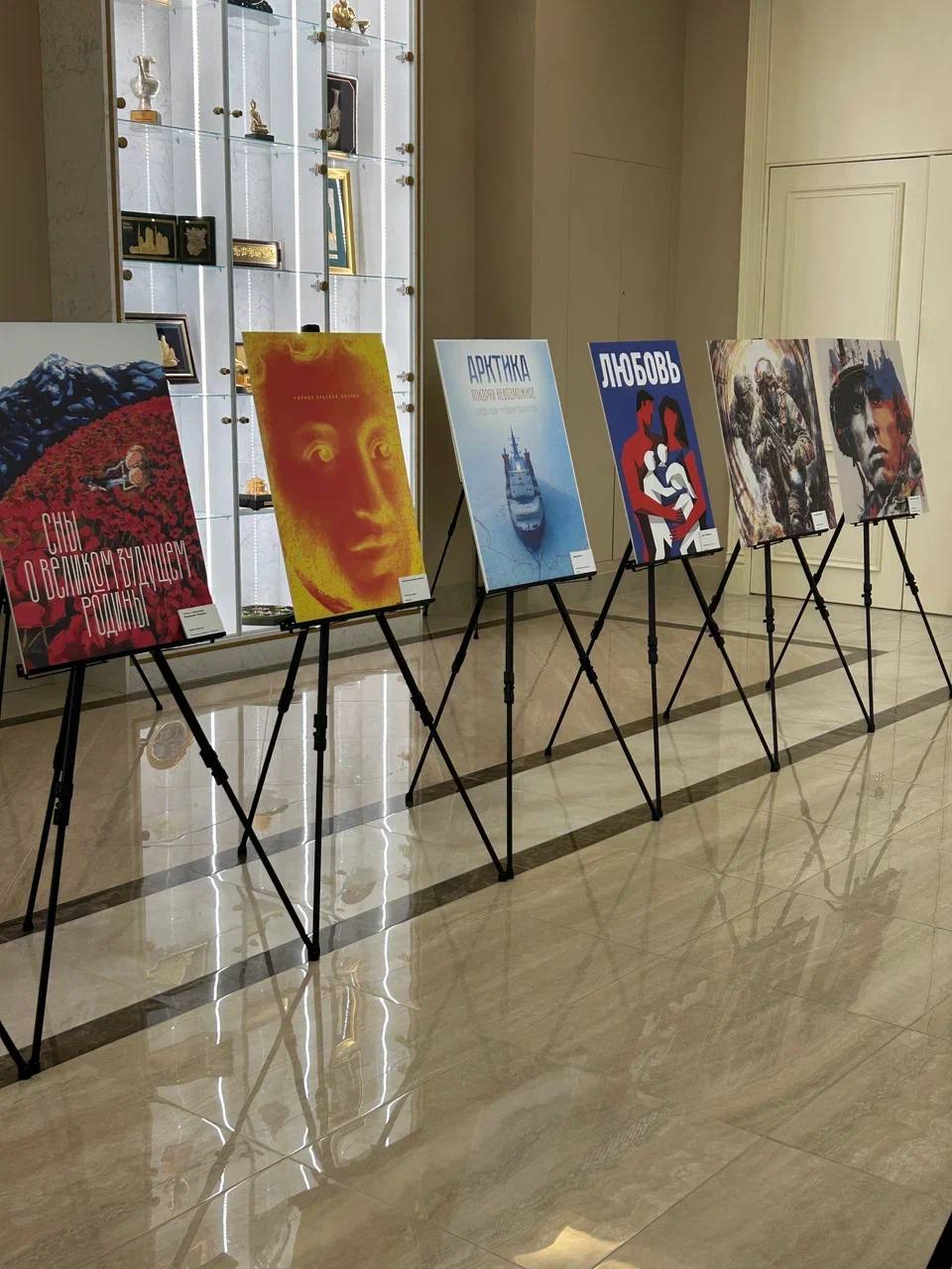 Работы дальневосточников участвуют в выставке плакатов в Москве