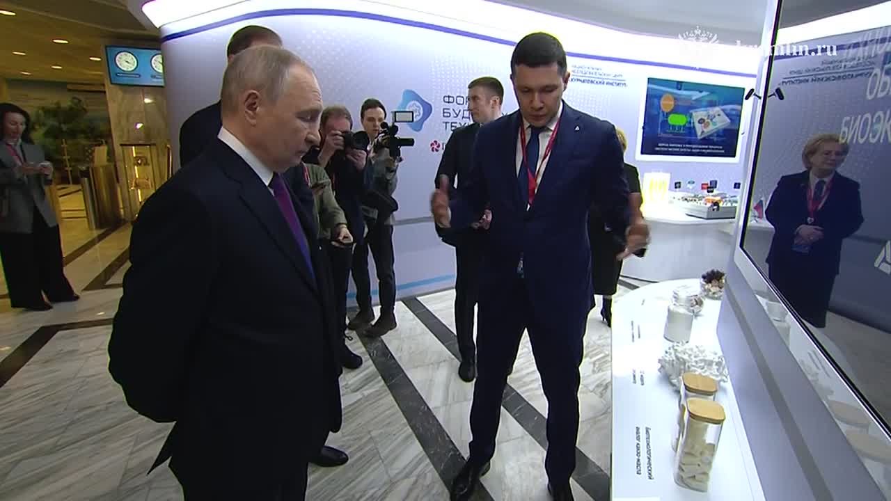 Владимир Путин принял участие в Форуме будущих технологий