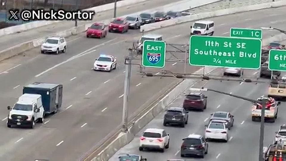 Военная техника и машины с силовиками направляются к Капитолию США, чтобы обеспечить безопасное выступление президента Дональда Трампа с посланием к нации