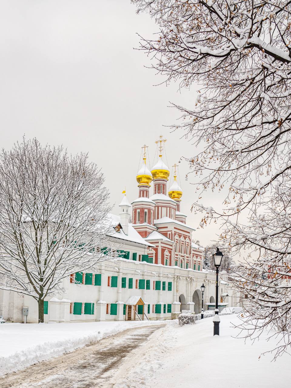 Перед вами Новодевичий монастырь в Москве Перед вами Новодевичий монастырь в Москве