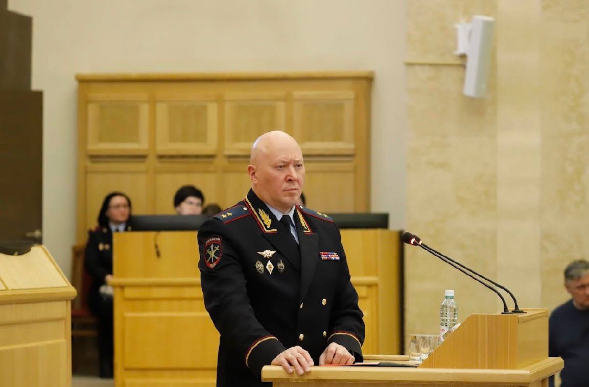 Начальник ГУ МВД России по Новосибирской области генерал-лейтенант полиции Андрей Кульков выступил перед депутатами Законодательного Собрания региона с отчетом об итогах оперативно-служебной деятельности за 2025 год Начальник ГУ МВД России по Новосибирской области генерал-лейтенант полиции Андрей Кульков выступил перед депутатами Законодательного Собрания региона с отчетом об итогах оперативно-служебной деятельности за 2025 год