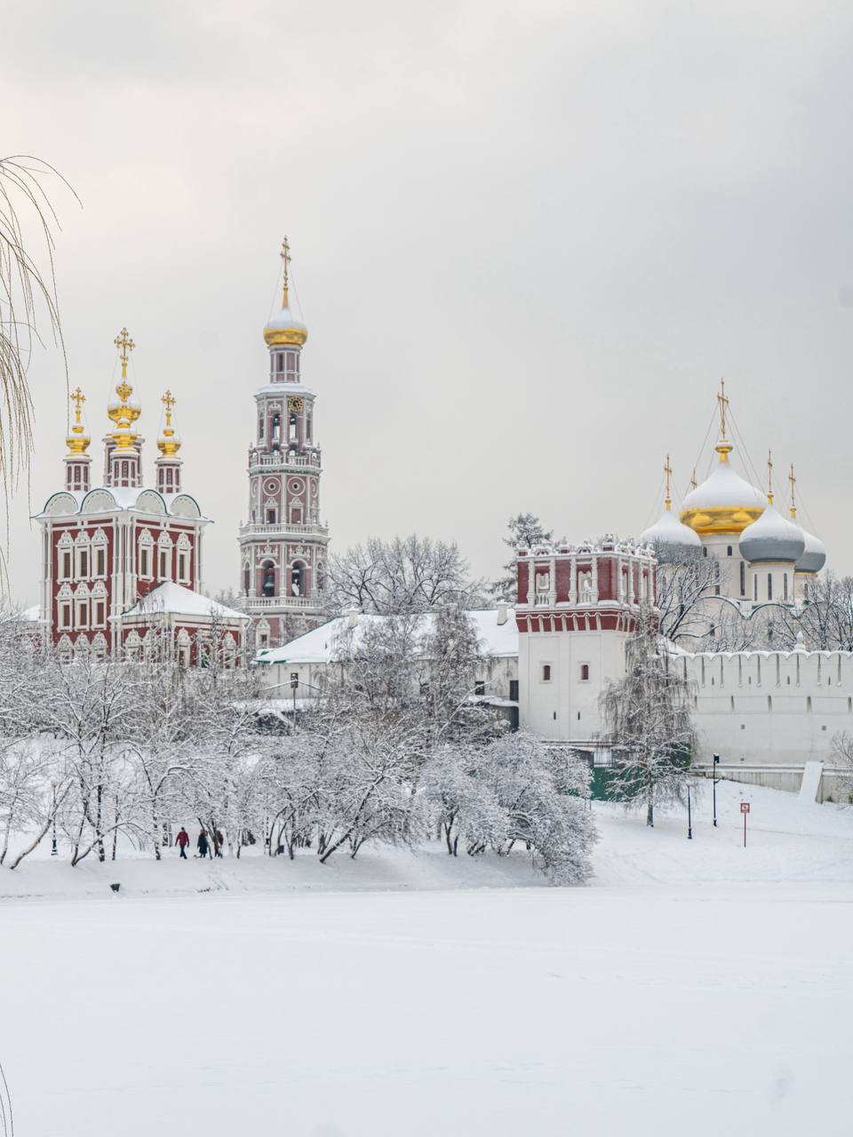 Перед вами Новодевичий монастырь в Москве Перед вами Новодевичий монастырь в Москве