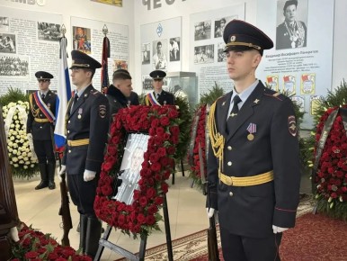 Московские полицейские провожают в последний путь своего боевого товарища, выполнившего служебный долг ценой собственной жизни