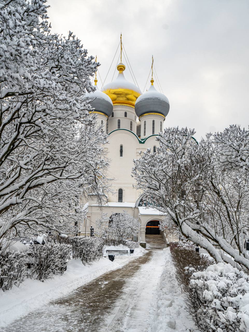 Перед вами Новодевичий монастырь в Москве Перед вами Новодевичий монастырь в Москве
