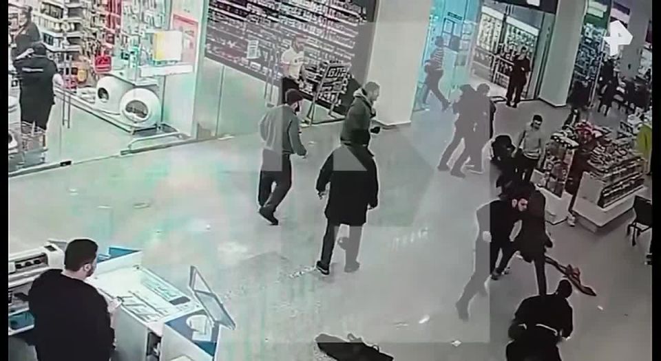 Жёсткое избиение охраны в московском ТЦ этнической бандой