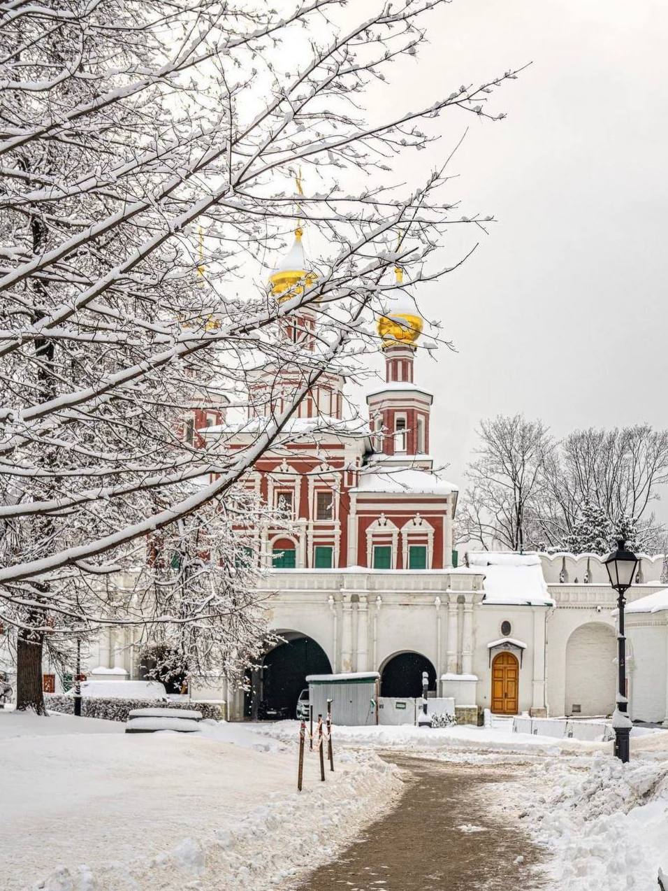 Перед вами Новодевичий монастырь в Москве Перед вами Новодевичий монастырь в Москве