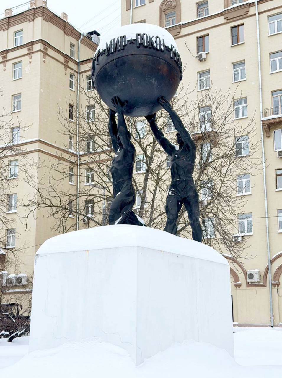 Перед вами Новодевичий монастырь в Москве Перед вами Новодевичий монастырь в Москве