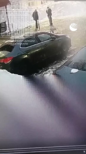 Осужденный сбежал от полицейского перед зданием суда в Москве