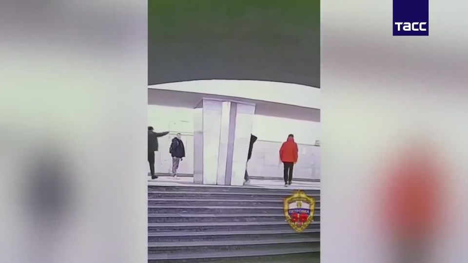 Двое мужчин избили пассажира на станции "Китай-город", а потом забрали у него меховую шапку