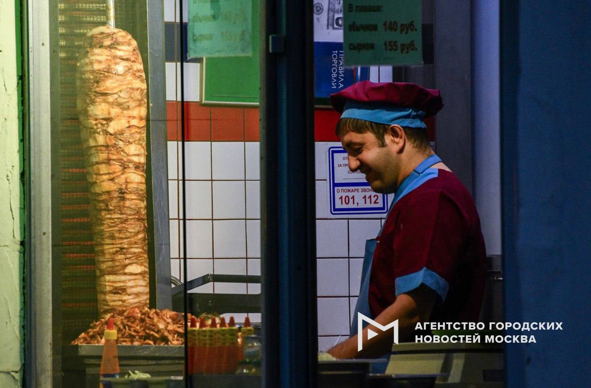 1234. Зарплата шаурмистов в Москве выросла примерно на 15% и может достигать 150 тыс