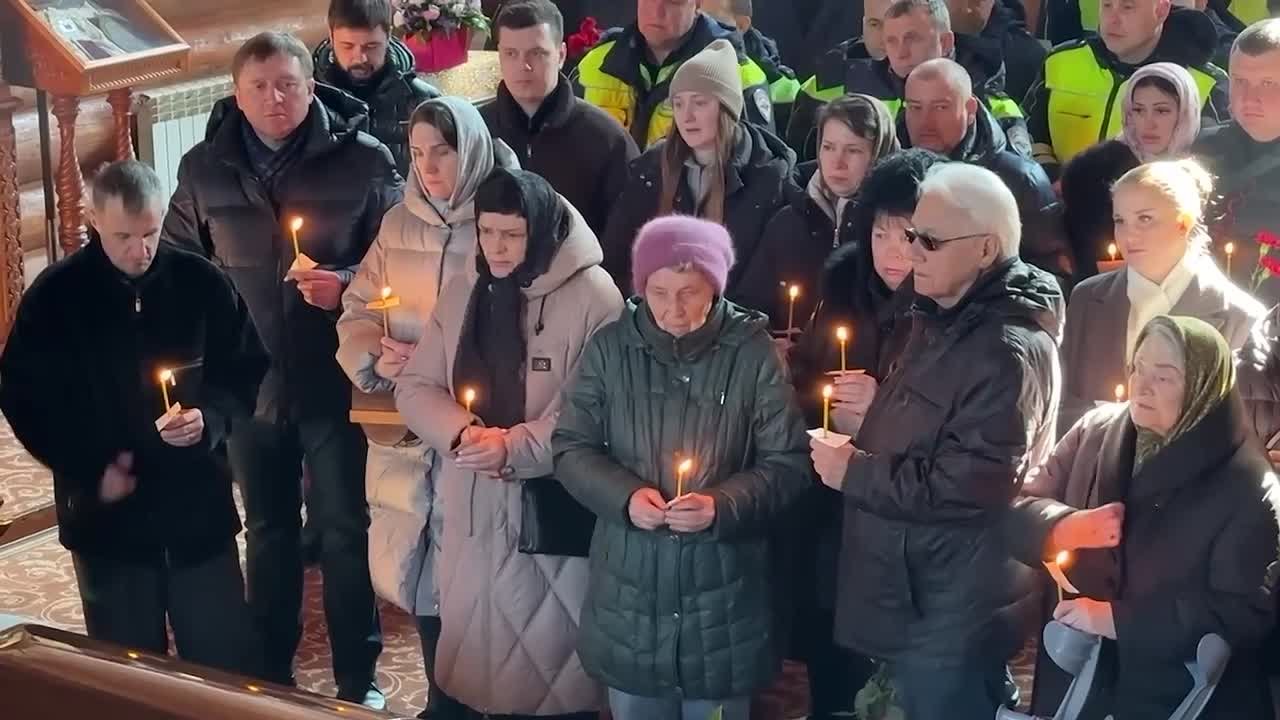 В Белгороде простились со старшим лейтенантом полиции Денисом Братущенко, который погиб при взрыве рядом с машиной ДПС у Савеловского вокзала в Москве