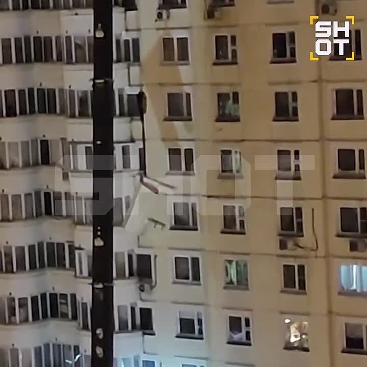 Повреждённый фасад дома на юго-западе Москвы, где произошёл взрыв, демонтировали с помощью подъёмного крана, сообщили местные жители