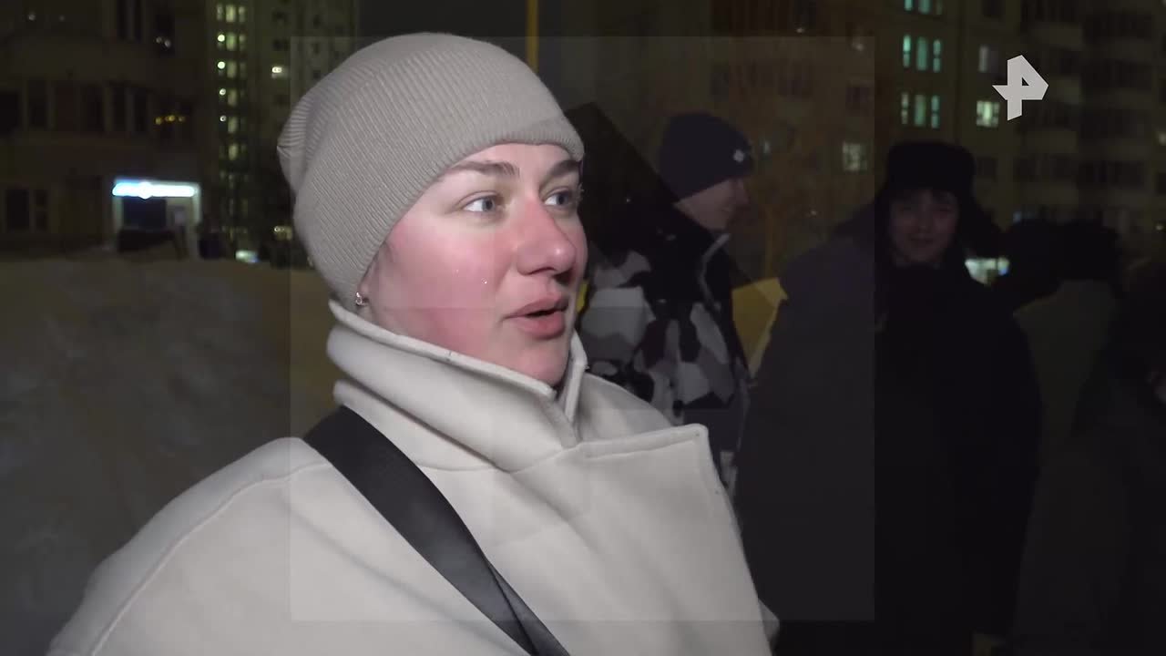 Часть фасада поврежденного взрывом дома на юго-западе Москвы опустили на землю, сообщил корреспондент РЕН ТВ Александр Орлов