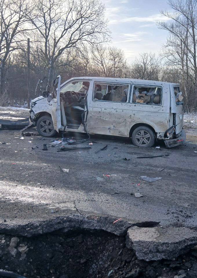 Сегодня вечером БПЛА ВСУ атаковал две машины волонтёров в Марковском районе Сегодня вечером БПЛА ВСУ атаковал две машины волонтёров в Марковском районе