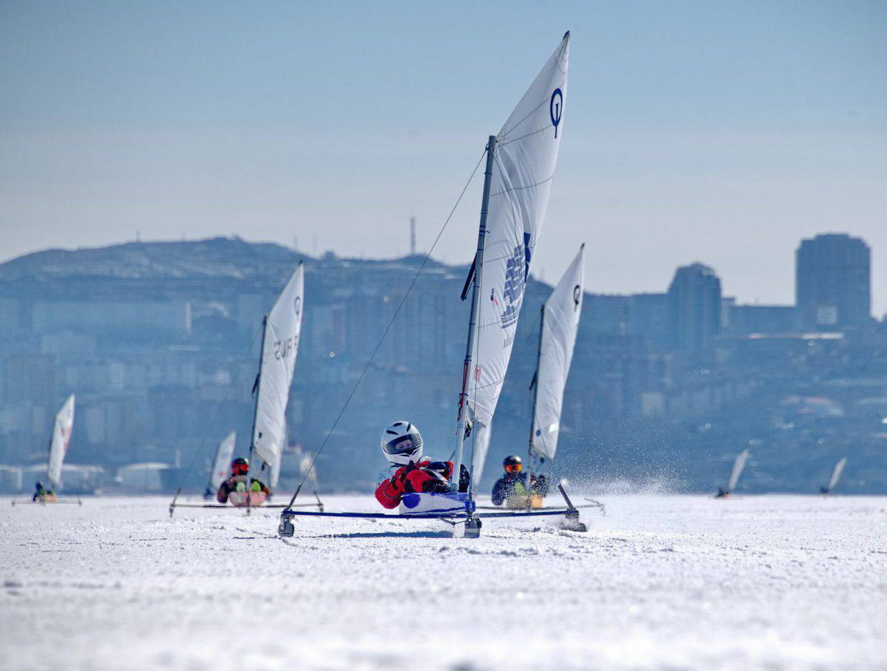 На льду Амурского залива прошли соревнования по парусному спорту в дисциплине «буер»