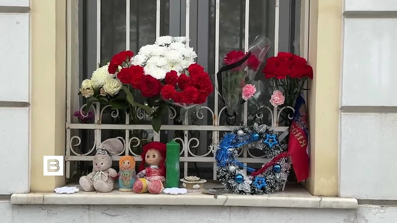 Стихийный мемориал в память о погибших в Иране появился у посольства Исламской Республики в Москве