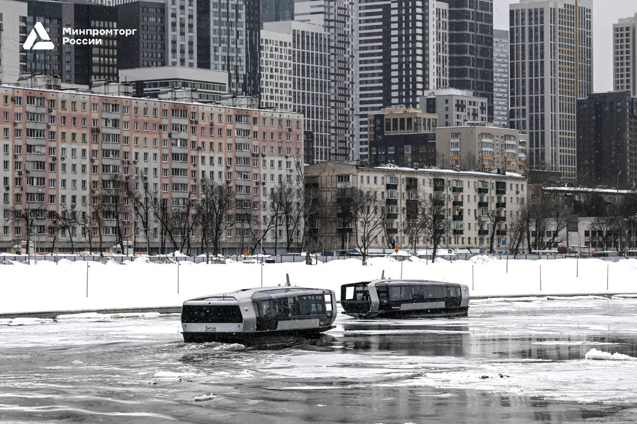 Пусть бегут неуклюже пешеходы по лужам - а московским электросудам ни по чем любая погода! Пусть бегут неуклюже пешеходы по лужам - а московским электросудам ни по чем любая погода!