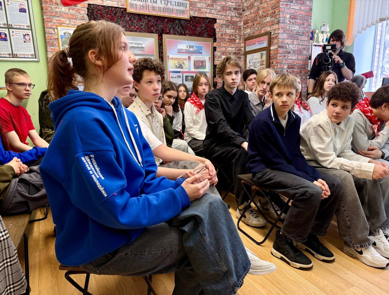 Член комиссии МГД по безопасности, законодательству и регламенту Дарья Борисова (фракция партии «Единая Россия») провела «Урок мужества» в музее школы имени Шарля де Голля со старшеклассниками Член комиссии МГД по безопасности, законодательству и регламенту Дарья Борисова (фракция партии «Единая Россия») провела «Урок мужества» в музее школы имени Шарля де Голля со старшеклассниками
