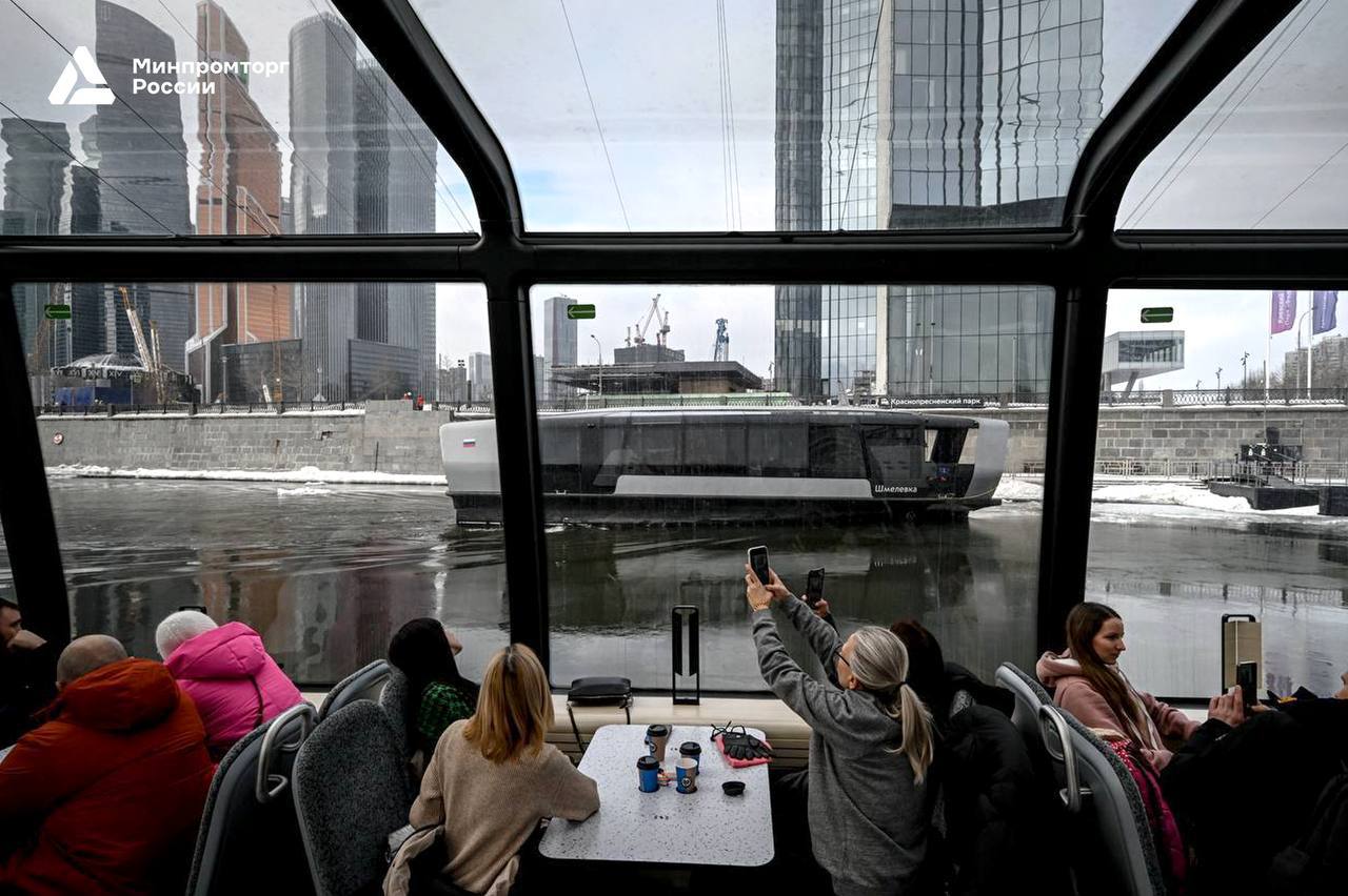 Пусть бегут неуклюже пешеходы по лужам - а московским электросудам ни по чем любая погода! Пусть бегут неуклюже пешеходы по лужам - а московским электросудам ни по чем любая погода!