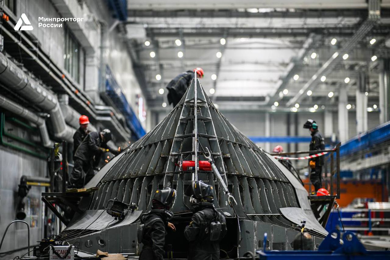 Пусть бегут неуклюже пешеходы по лужам - а московским электросудам ни по чем любая погода! Пусть бегут неуклюже пешеходы по лужам - а московским электросудам ни по чем любая погода!