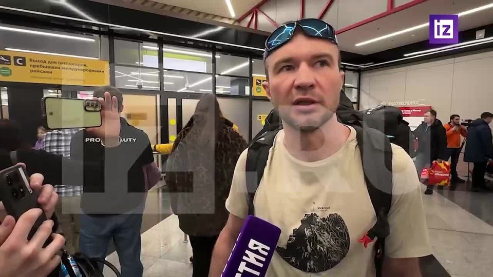 "Все прошло великолепно": турист Михаил рассказал "Известиям" о том, как прошел перелет из Омана в Москву