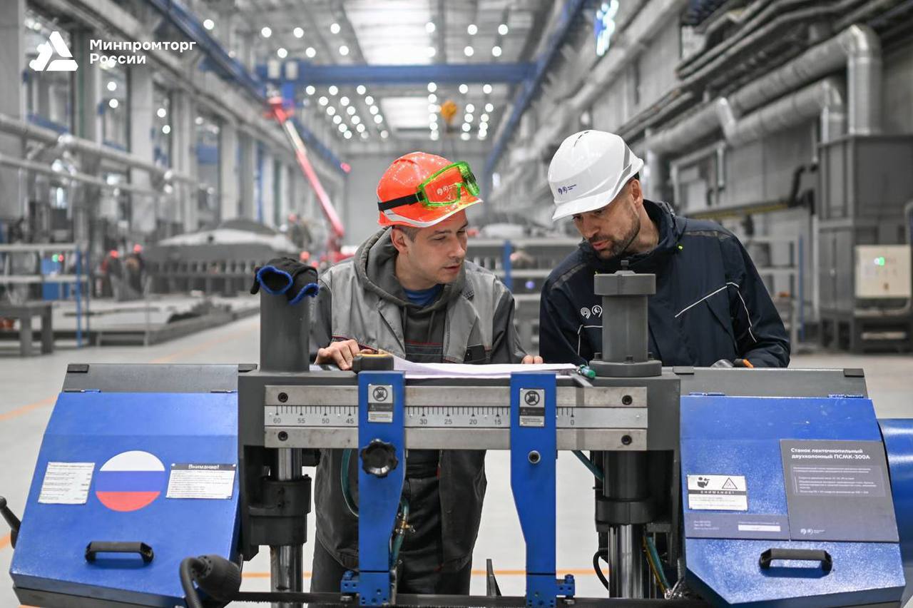 Пусть бегут неуклюже пешеходы по лужам - а московским электросудам ни по чем любая погода! Пусть бегут неуклюже пешеходы по лужам - а московским электросудам ни по чем любая погода!