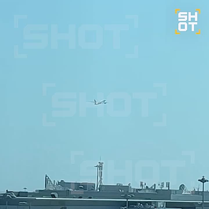 Первый самолёт с момента закрытия неба над ОАЭ вылетел из Абу-Даби