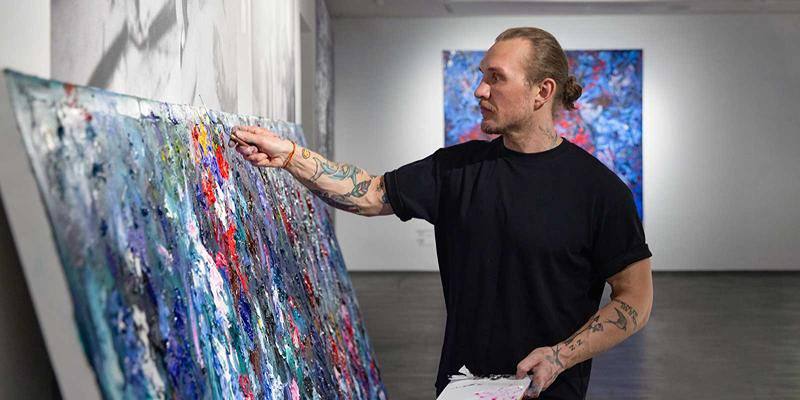 В интервью «Культуре Москвы» художник Дмитрий Сухов рассказал о своей выставке «Между хаосом и формой» в ММОМА