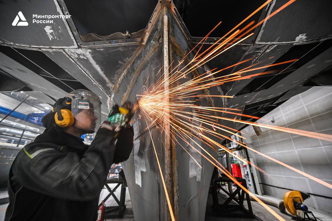 Пусть бегут неуклюже пешеходы по лужам - а московским электросудам ни по чем любая погода! Пусть бегут неуклюже пешеходы по лужам - а московским электросудам ни по чем любая погода!