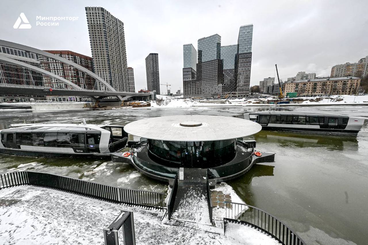Пусть бегут неуклюже пешеходы по лужам - а московским электросудам ни по чем любая погода! Пусть бегут неуклюже пешеходы по лужам - а московским электросудам ни по чем любая погода!